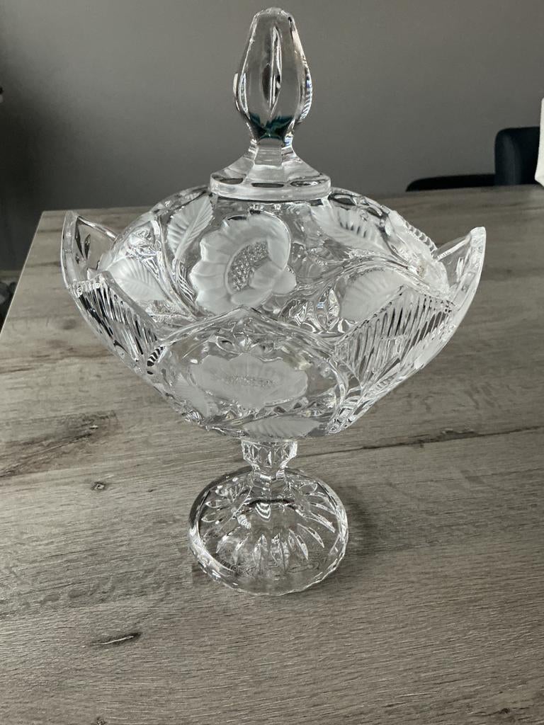 Bonbonnière en cristal, Enlèvement