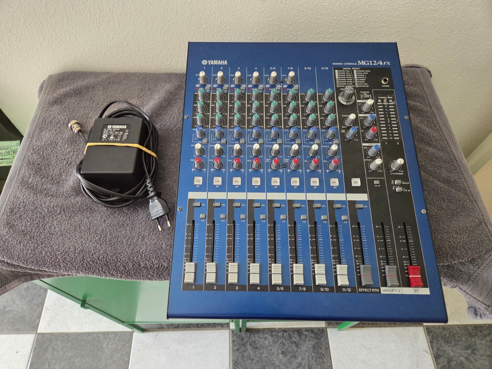 Yamaha MG12/4fx mengpaneel incl 19" montage platen, Muziek en Instrumenten, Mengpanelen, Ophalen, Zo goed als nieuw, 10 tot 20 kanalen