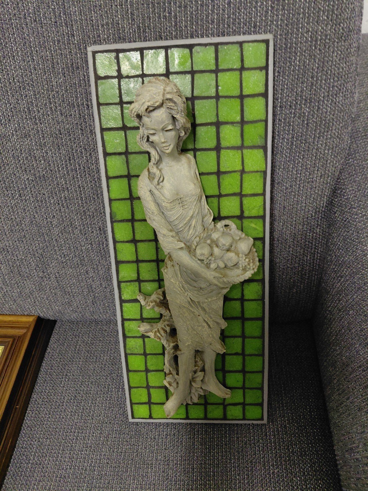 groene stenen met aardewerk´meisje. 42 op 17 cm.
perfecte st, Ophalen