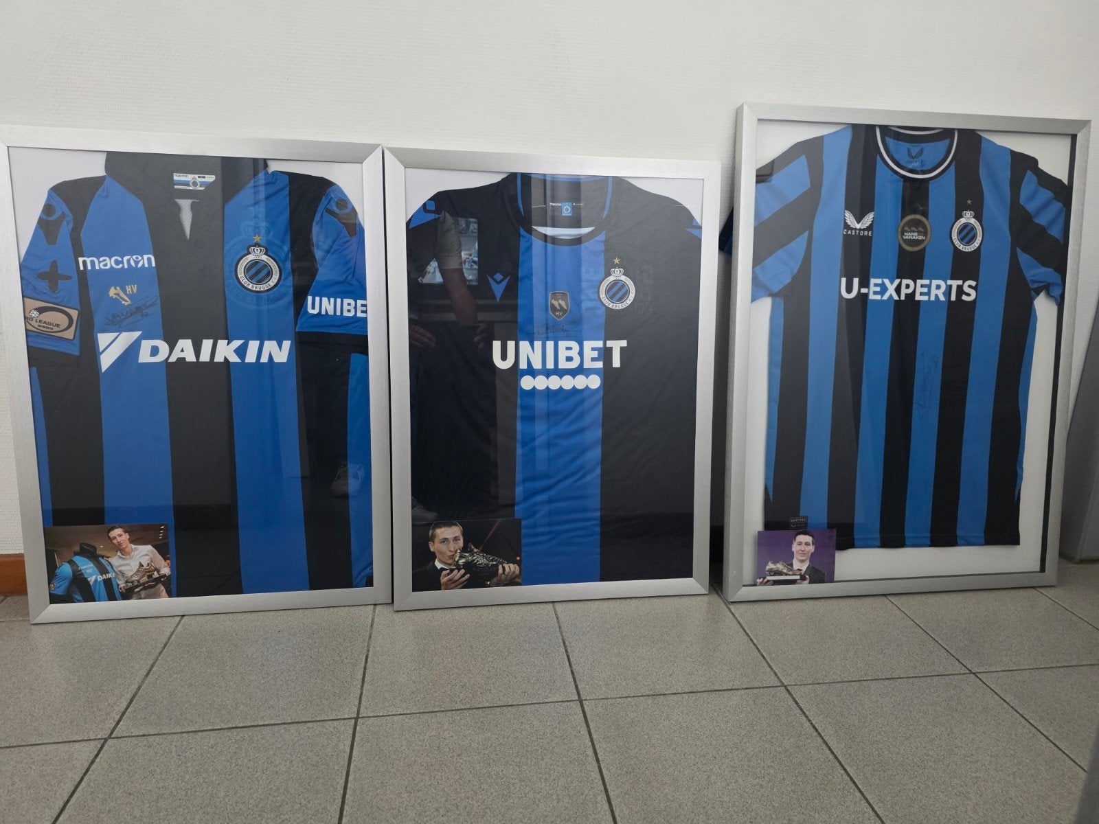 Hans Vanaken gesigneerd 3 x gouden schoen shirts, Verzamelen, Sportartikelen en Voetbal, Ophalen
