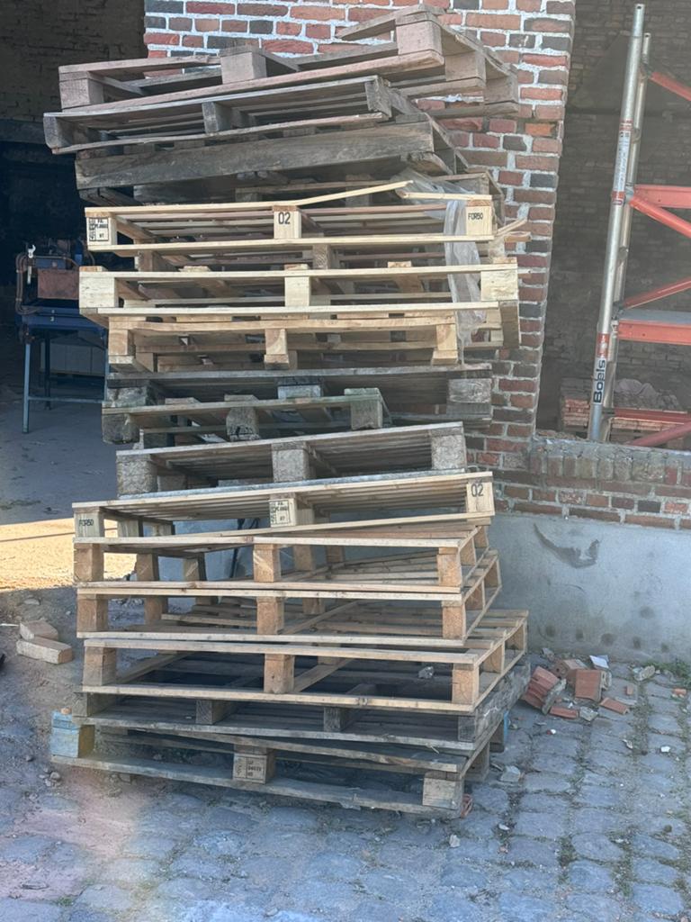 Paletten als brandhout., Ophalen
