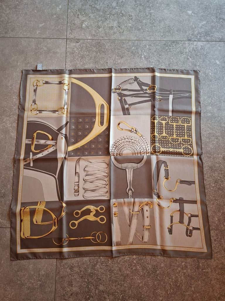 Foulard Longchamp neuf 100% soie