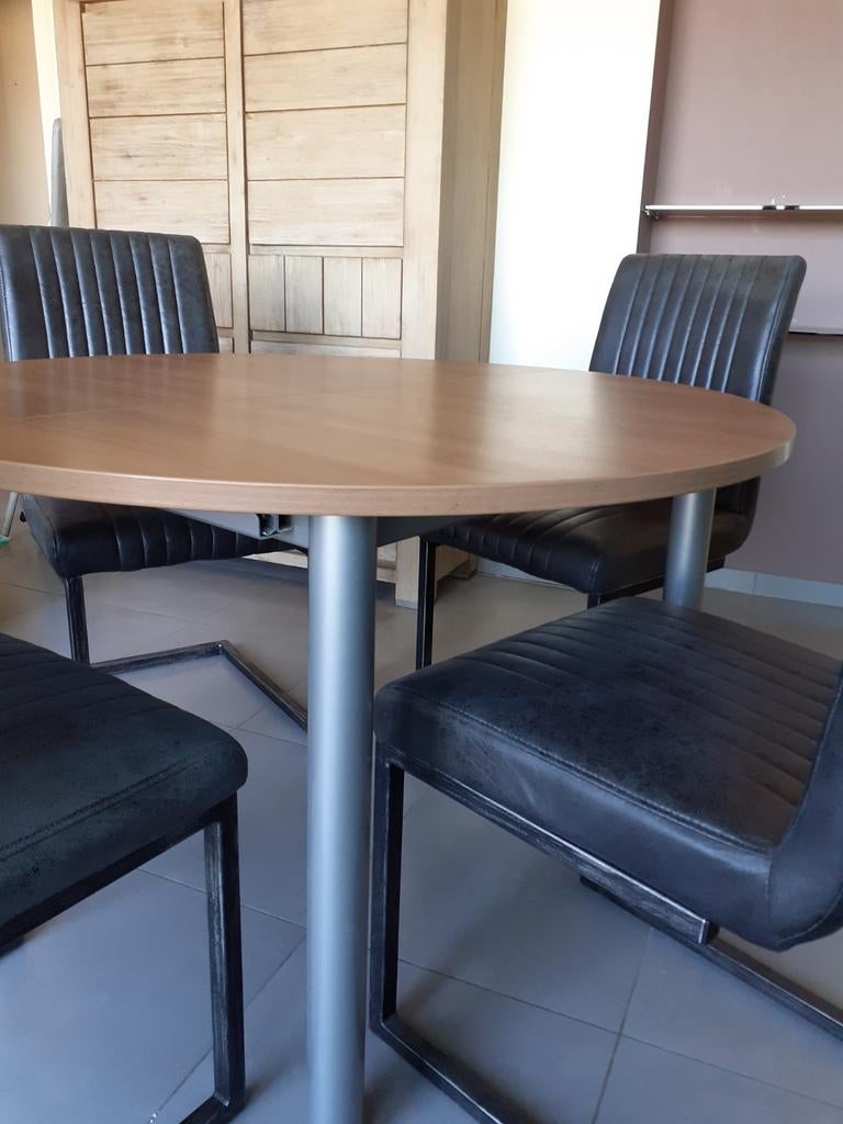 Ronde tafel met 4 stoelen, Enlèvement