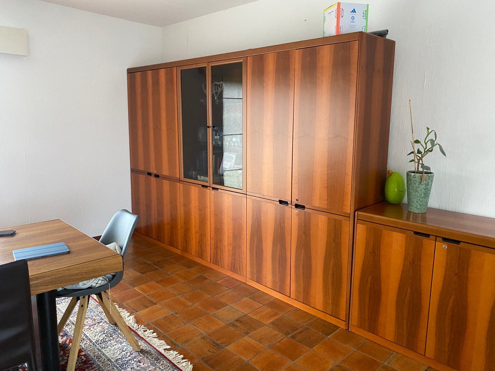 Mooie eetkamer kast met twee tafels., Enlèvement, Utilisé, Vintage , zeer mooie kasten en tafels.