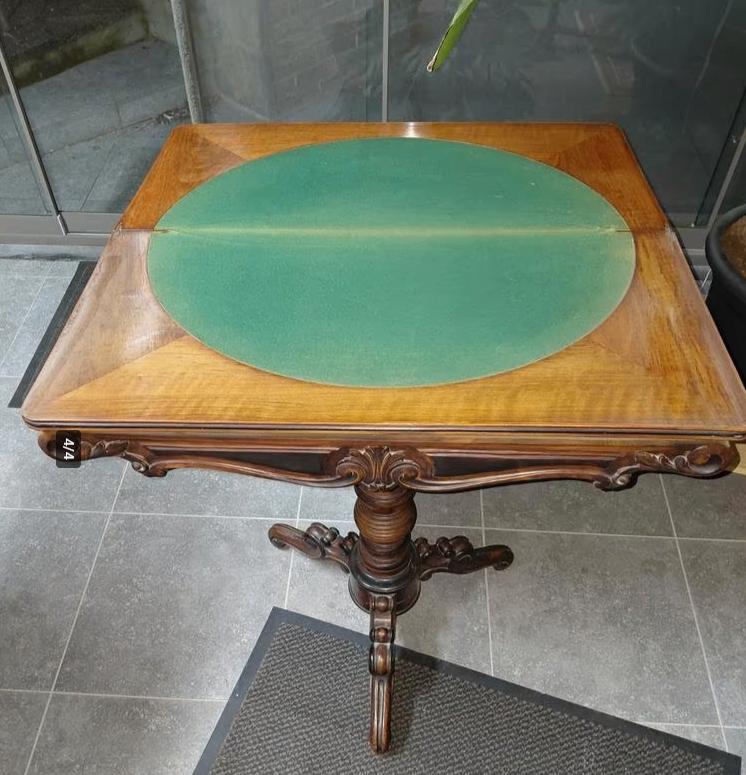 19e-eeuwse gebeeldhouwde walnoot- en eboniseerde kaarttafel, Antiek en Kunst, Ophalen of Verzenden