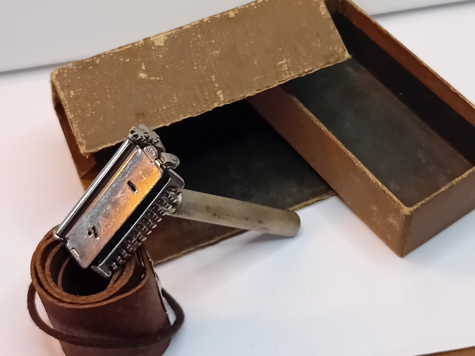 VALET AutoStrop vintage scheermesset + slijpleer en doosje, Ophalen of Verzenden