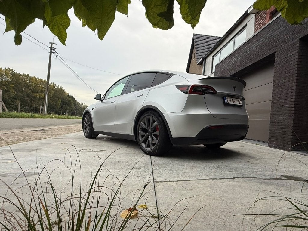 Tesla Model Y Performance in Satin Aluminium & Alcantara, Auto's, Automaat, Dealer onderhouden, 413 kW, 1972 kg