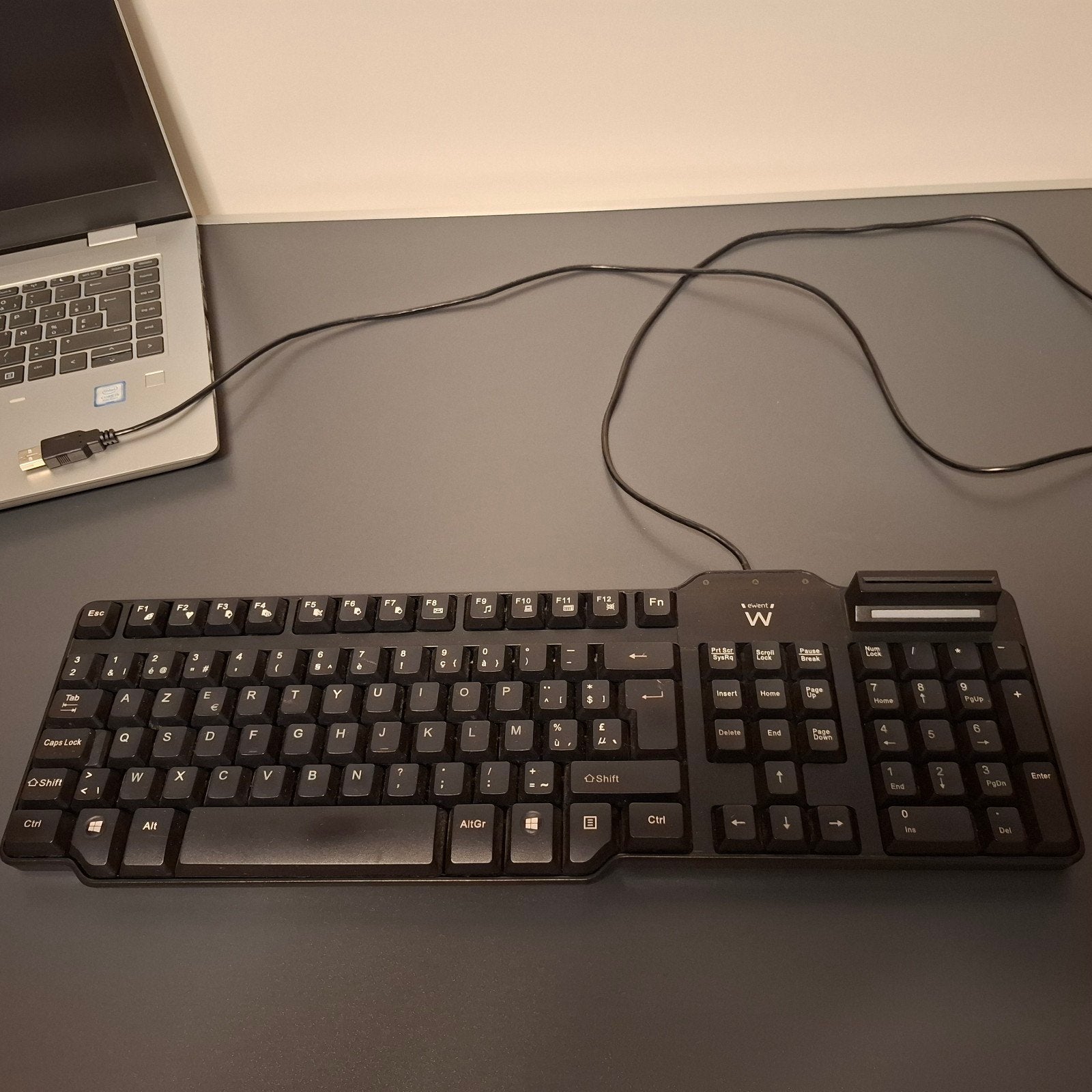 Ewent AZERTY toetsenbord met Eid-reader & rekenklavier, Computers en Software, Toetsenborden, Ophalen, Azerty, Zo goed als nieuw