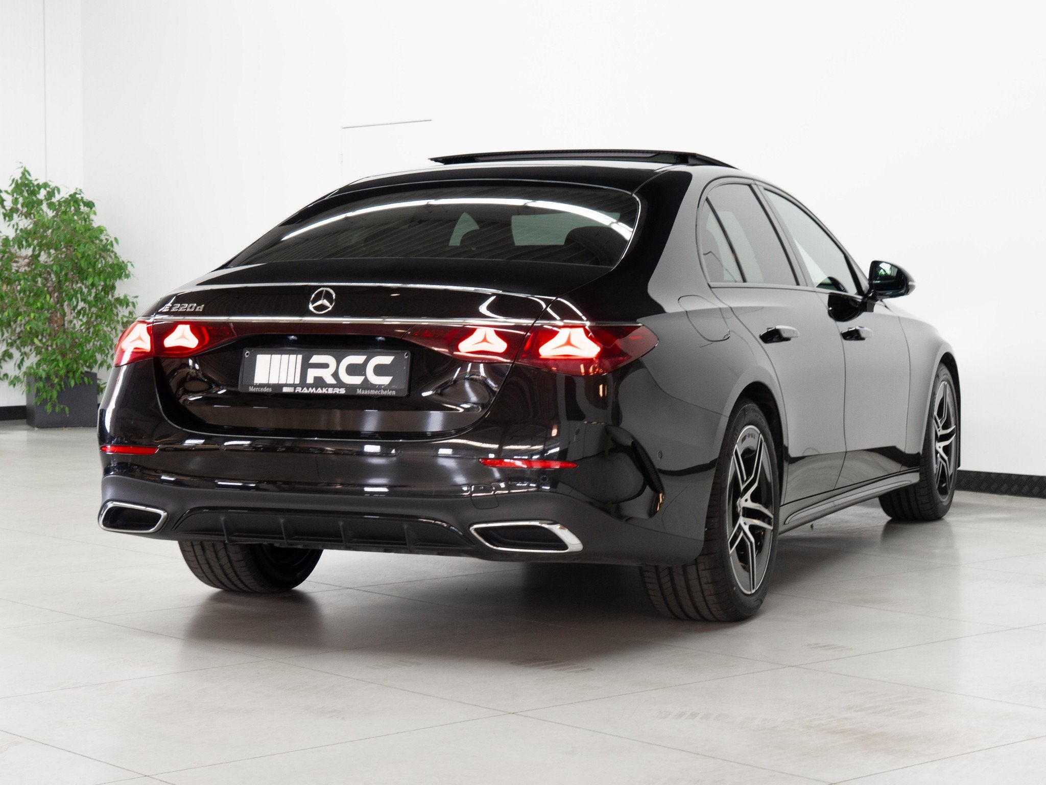 Mercedes-Benz E 220 d AMG Line Night PANORAMA Distronic KEYL, Auto's, Automaat, Gebruikt, Zwart, 4 cilinders