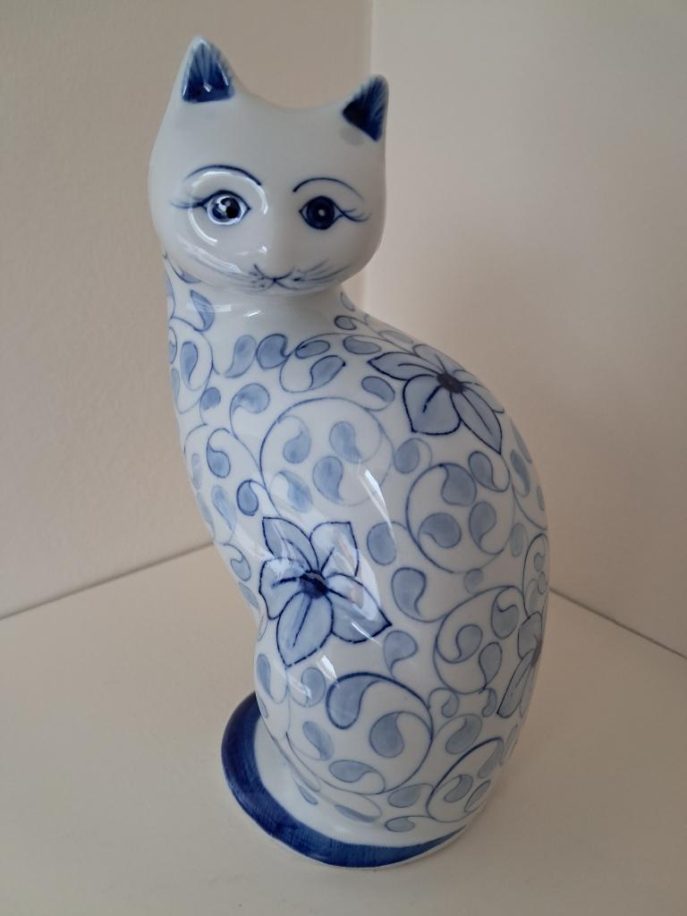 Keramisch zittend kattenbeeldje vintage blauw/wit decor, Ophalen of Verzenden
