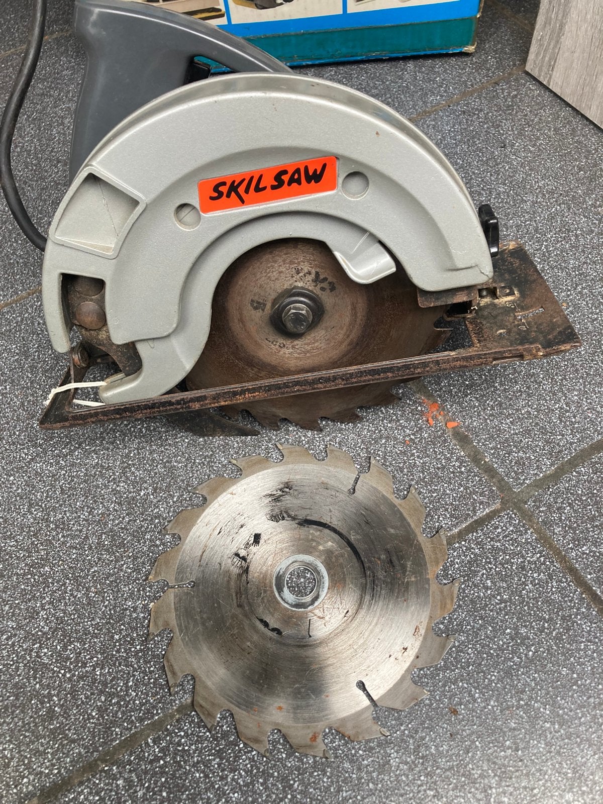 Scie circulaire Skil, 600 à 1200 watts, 30 à 70 mm, Comme neuf, Enlèvement