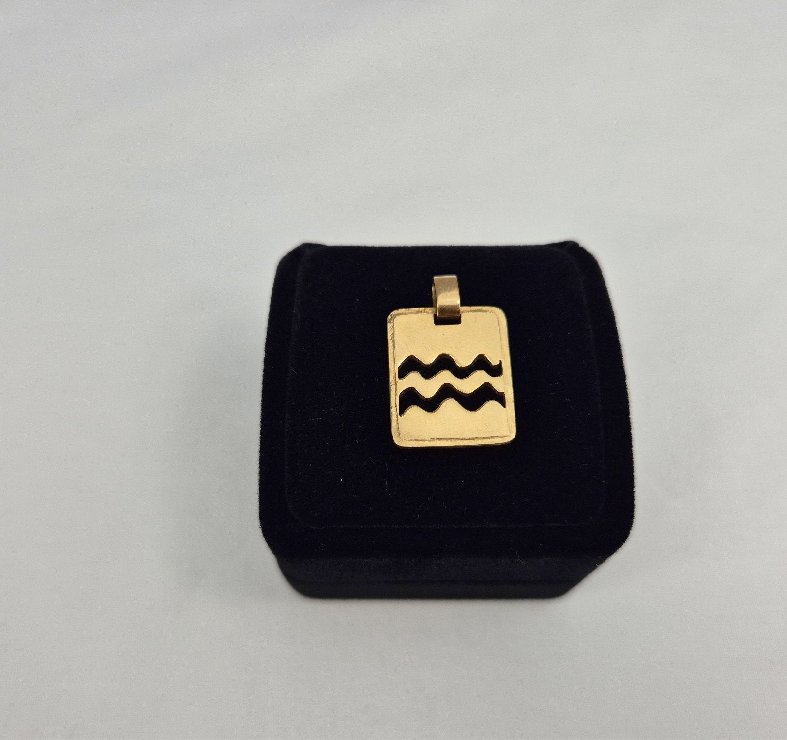 18k goud hanger, Handtassen en Accessoires, Kettinghangers, Zo goed als nieuw, Goud, Goud, Kruis of Symbool, Ophalen