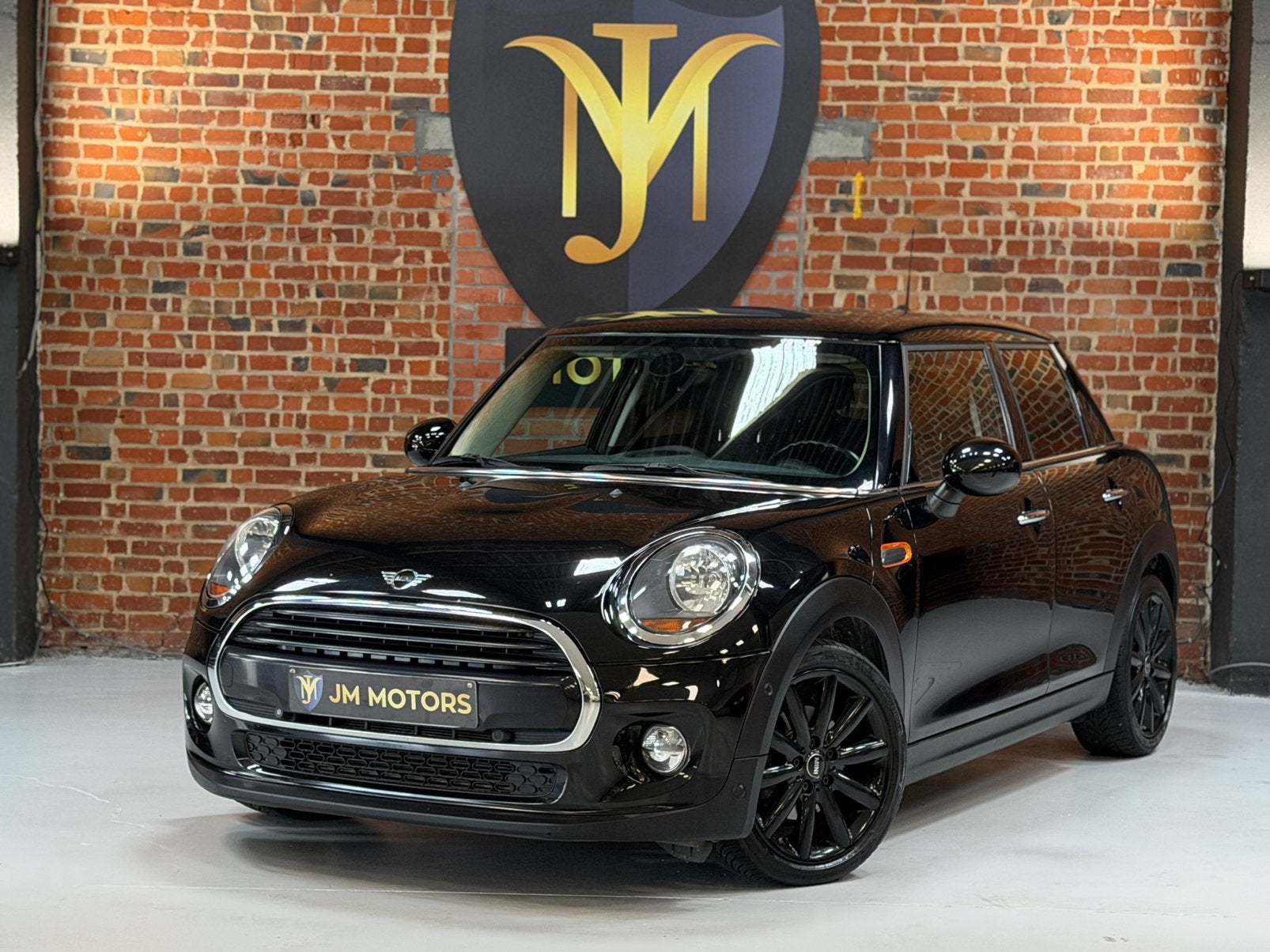 Mini Cooper 1.5i Automaat facelift, Auto's, Automaat, Euro 6, Zwart, Bedrijf