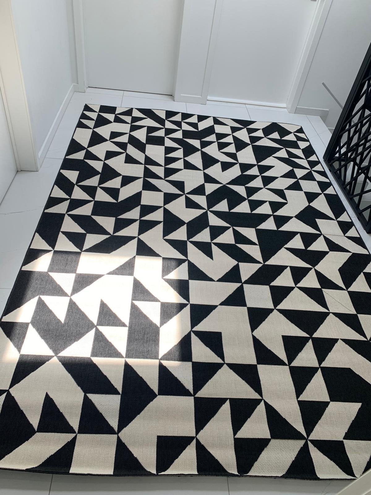 2 tapis/tapis modernes noirs et blancs - très bon état, Enlèvement, Comme neuf, Noir