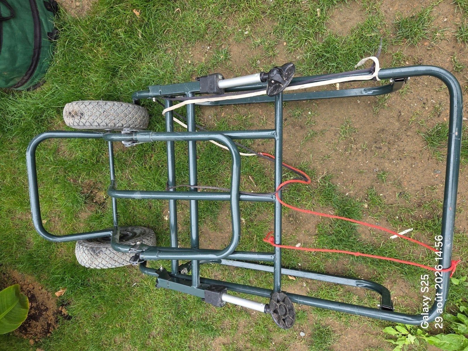 chariot carpiste récent et en bon etat, Enlèvement