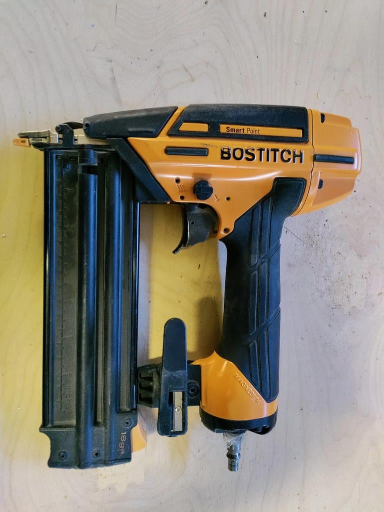 Bostitch nagelmachine voor mini-brads, Ophalen