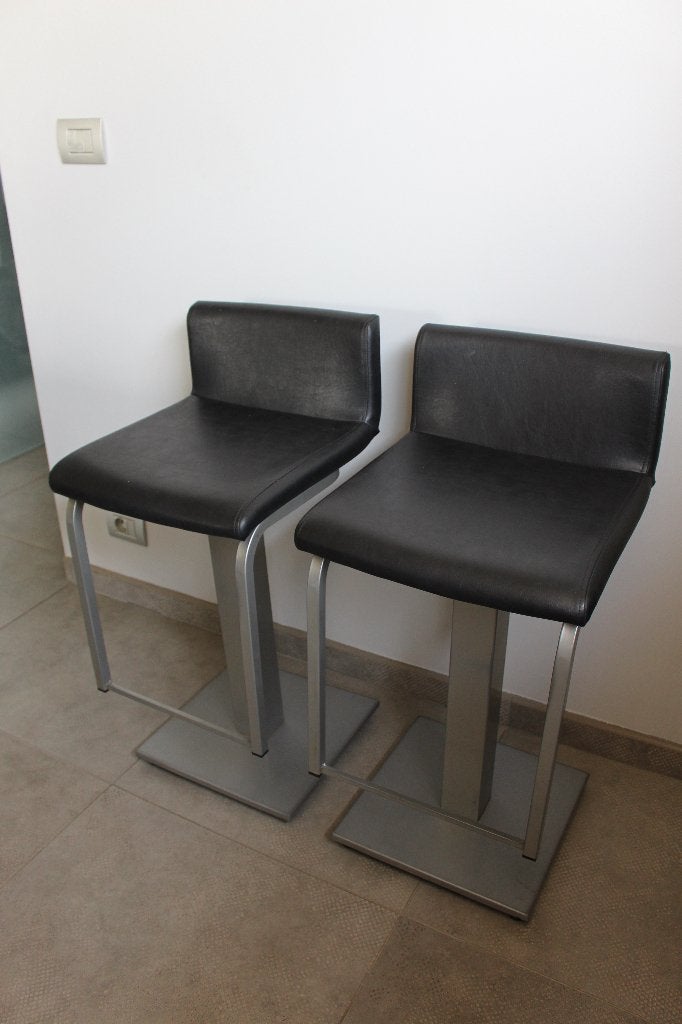 2 barstoelen zwart met voetensteun, Huis en Inrichting, Barkrukken, Ophalen, Gebruikt, Met voetsteun, 60 tot 90 cm
