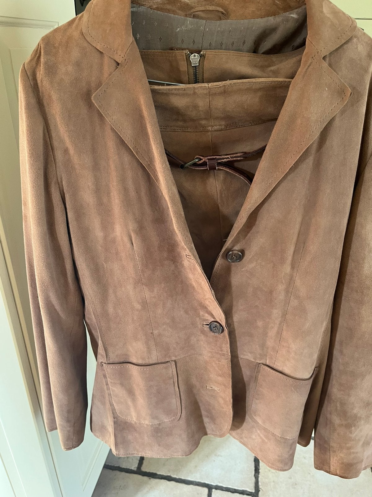 Ensemble femme - kostuum voor vrouwen, Taille 38/40 (M), Enlèvement ou Envoi, Beige, Porté