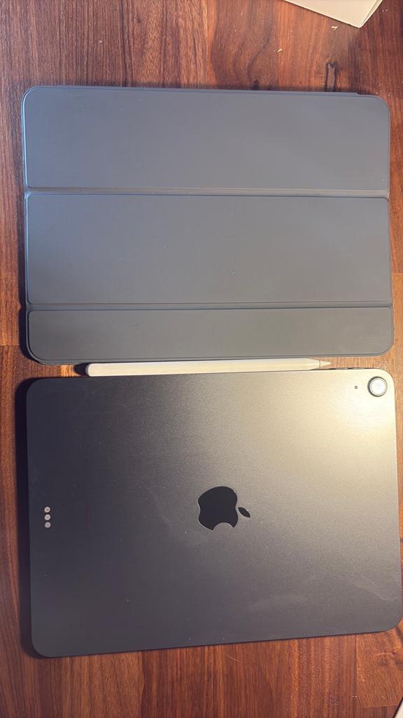 Ipad air 5 2022 64gb spacegray +apple hoesje+ apple pencil 2, Computers en Software, Apple iPads, Ophalen, Zo goed als nieuw