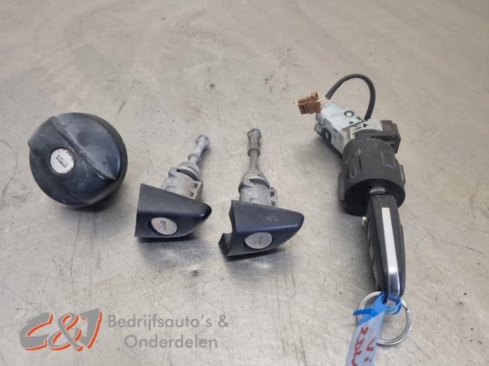 Serrure de contact + clé d'un Opel Vivaro, -, Opel, 3 mois de garantie, Utilisé