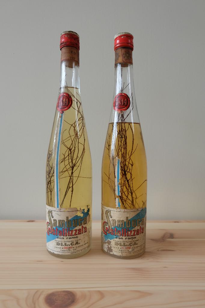 Nieuwe prijs -Vintage Sambuca Cristallizzata '60s x2 bottles, Collections, Vins, Enlèvement ou Envoi, Pleine, Comme neuf, Autres types