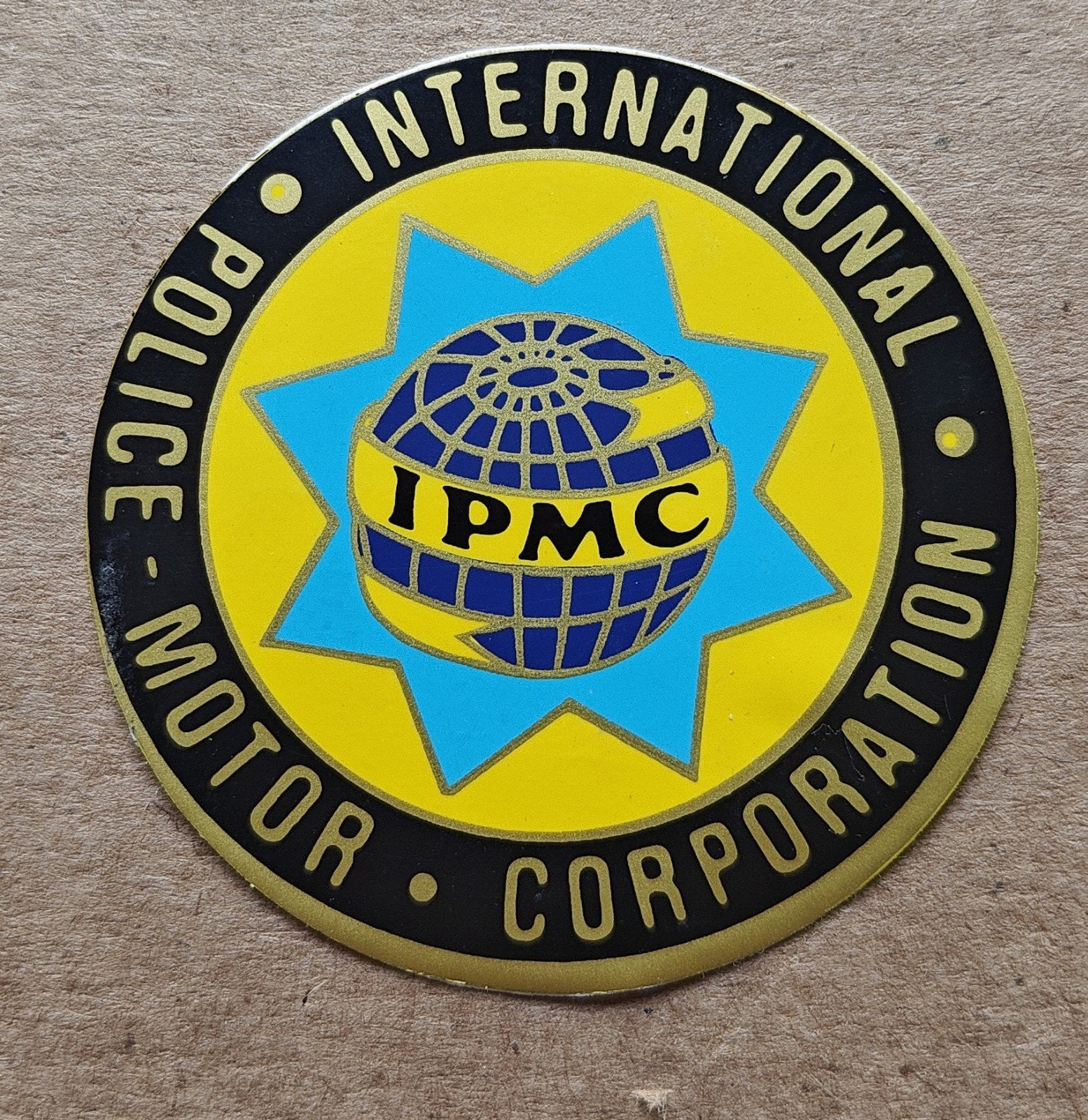 Autocollant International Police - Motor Corporation (IPMC), Enlèvement ou Envoi, Emblème ou Badge