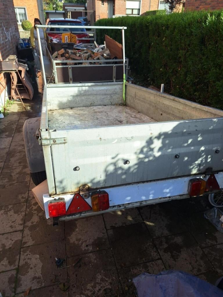 A vendre remorque le plancher sera a et la prise remplacer 0, Ophalen