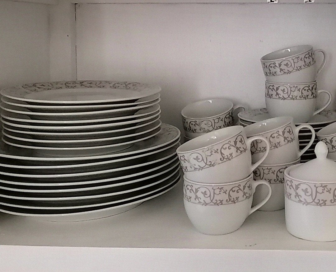 Servies 8 personen met serveerschotels, suiker-en melkpotje, Huis en Inrichting, Keuken | Servies, Ophalen, Porselein, Bord(en)