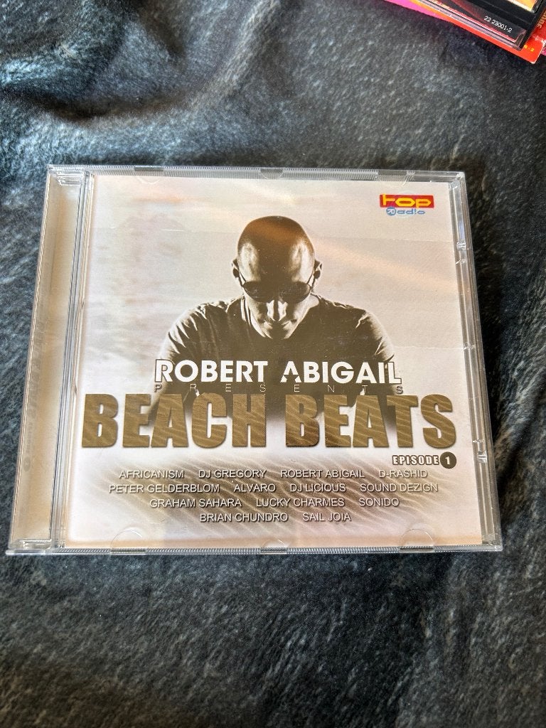 Beach beats by Robert Abigail cd, CD & DVD, CD | Dance & House, Enlèvement ou Envoi, Dance, Comme neuf, Comprend un livret