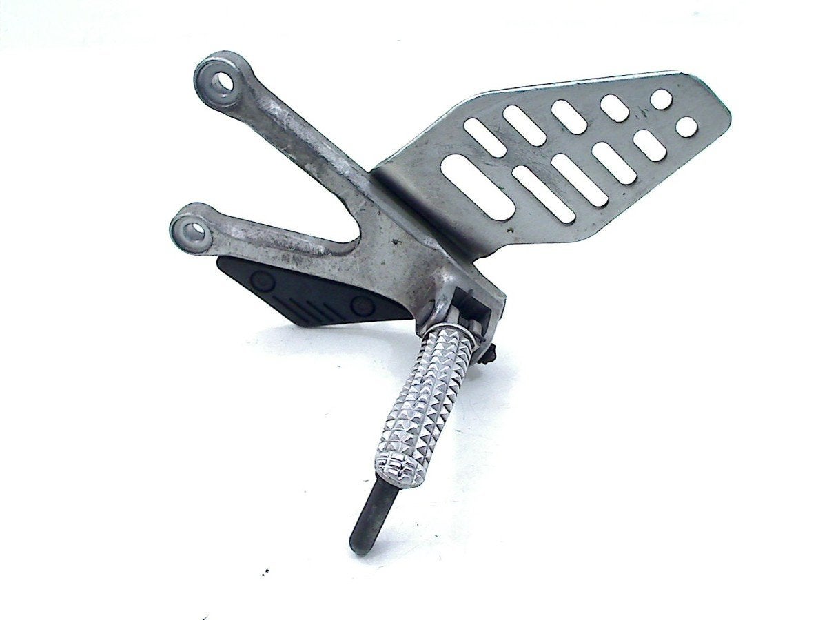 REPOSE PIEDS AVANT GAUCHE YZF R6 2003-2005 (YZF-R6 5SL), Dhr. S. di Majo, Utilisé, Info@cama-motorparts.nl, P.J. Troelstraweg 8 8
3144 CX  MAASSLUIS, NL