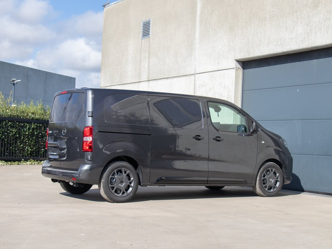 Opel Vivaro L2 3ZIT 2.2 AT8 150PK CAMERA|NAVI|TREKHAAK|NIEU, Autos, Camionnettes & Utilitaires, 0 kg, Argent ou Gris, Achat, Entreprise