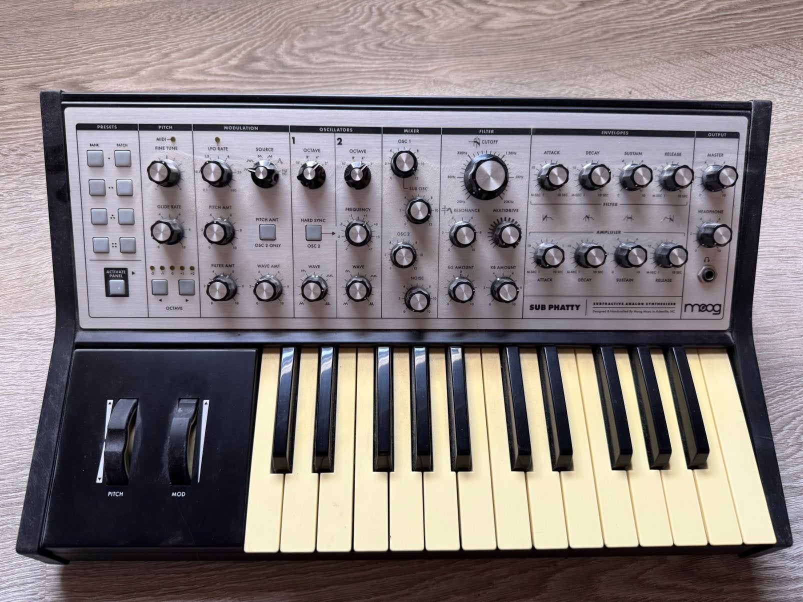 Moog Sub Phatty (defect), Muziek en Instrumenten, Synthesizers, Gebruikt, Overige aantallen, Met midi-aansluiting, Ophalen