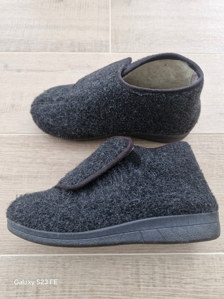 Warm gevoerde pantoffels, maat 42, Kleding | Heren, Schoenen, Overige kleuren, Ophalen of Verzenden, Zo goed als nieuw, Pantoffels of Sloffen