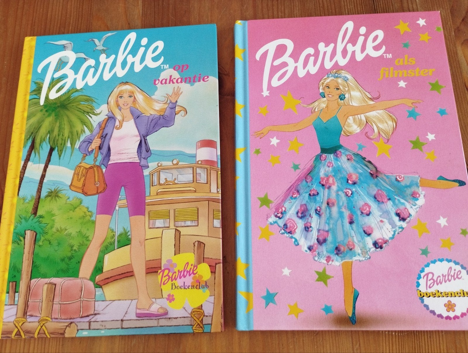 2 livres Barbie Neufs en Néerlandais. Op Vakantie, als films, Enlèvement ou Envoi
