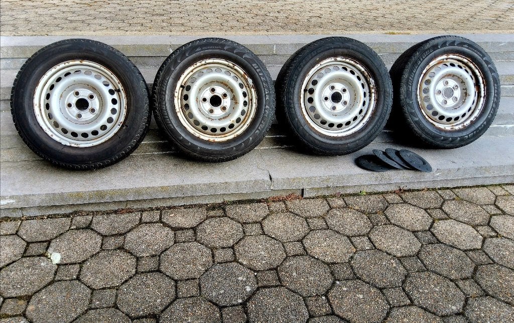 Jantes VW T5 avec des pneus hiver renforcés 215/65R16C, Autos : Pièces & Accessoires, Pneus et Jantes, 16 pouces, Véhicule utilitaire