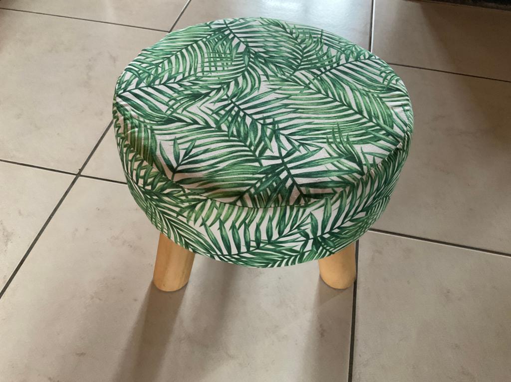 Kleine poef / taboeret met 3 houten poten, Ophalen, Zo goed als nieuw