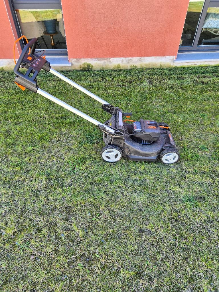 Tondeuse, Jardin & Terrasse, Tondeuses à gazon, Tondeuses à gazon sur batterie, Worx, Comme neuf, 40 à 49 cm