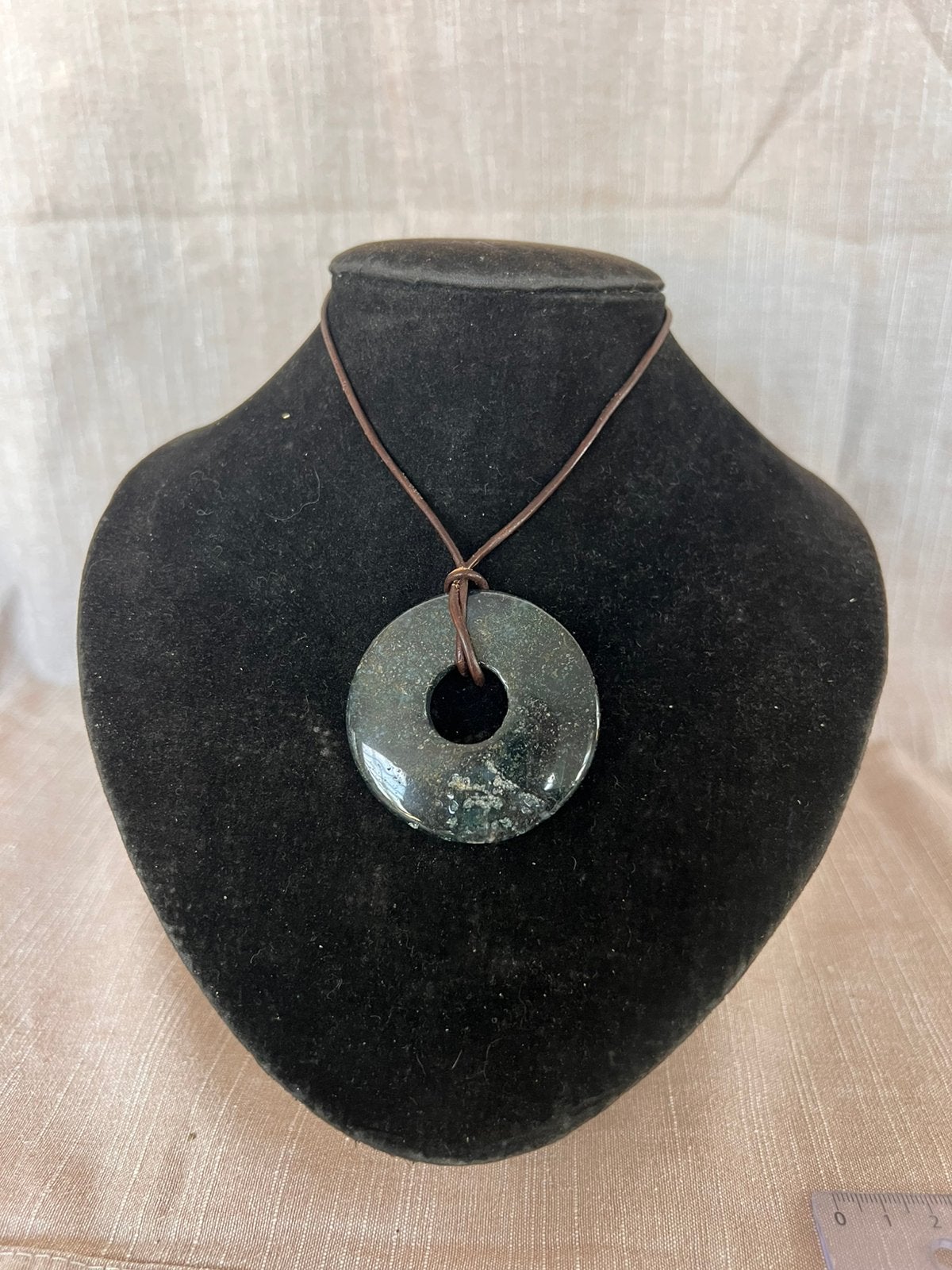 Halsband met cirkelvormige steen, Bijoux, Sacs & Beauté, Enlèvement ou Envoi, Comme neuf, Noir