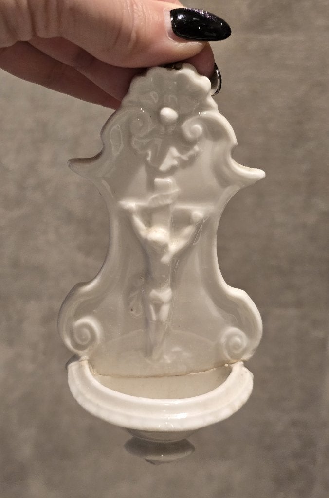 klein wit porseleinen wijwatervat met Christusreliëf, Antiek en Kunst, Ophalen of Verzenden