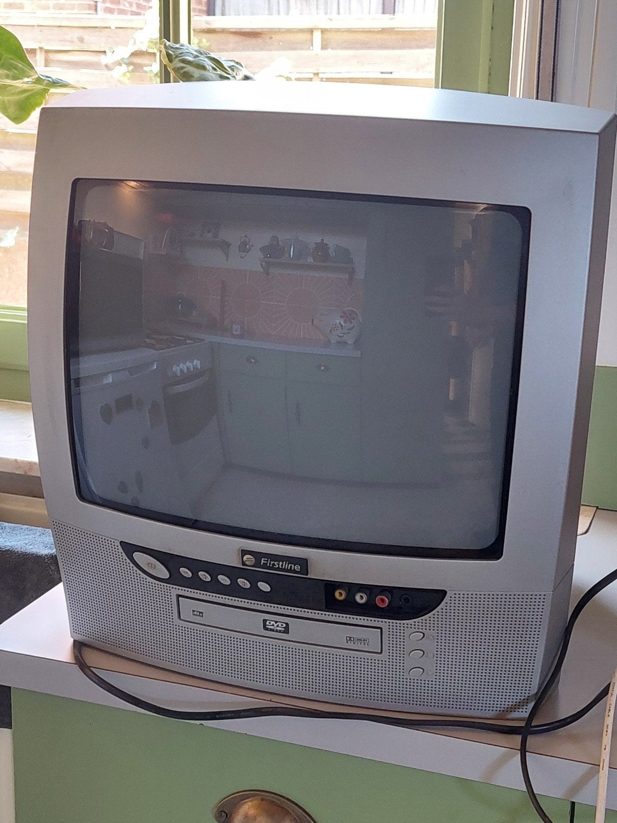Gratis Firstline CRT TV met ingebouwde dvd speler en tvsteun, TV, Hi-fi & Vidéo, Télévisions vintages, Enlèvement