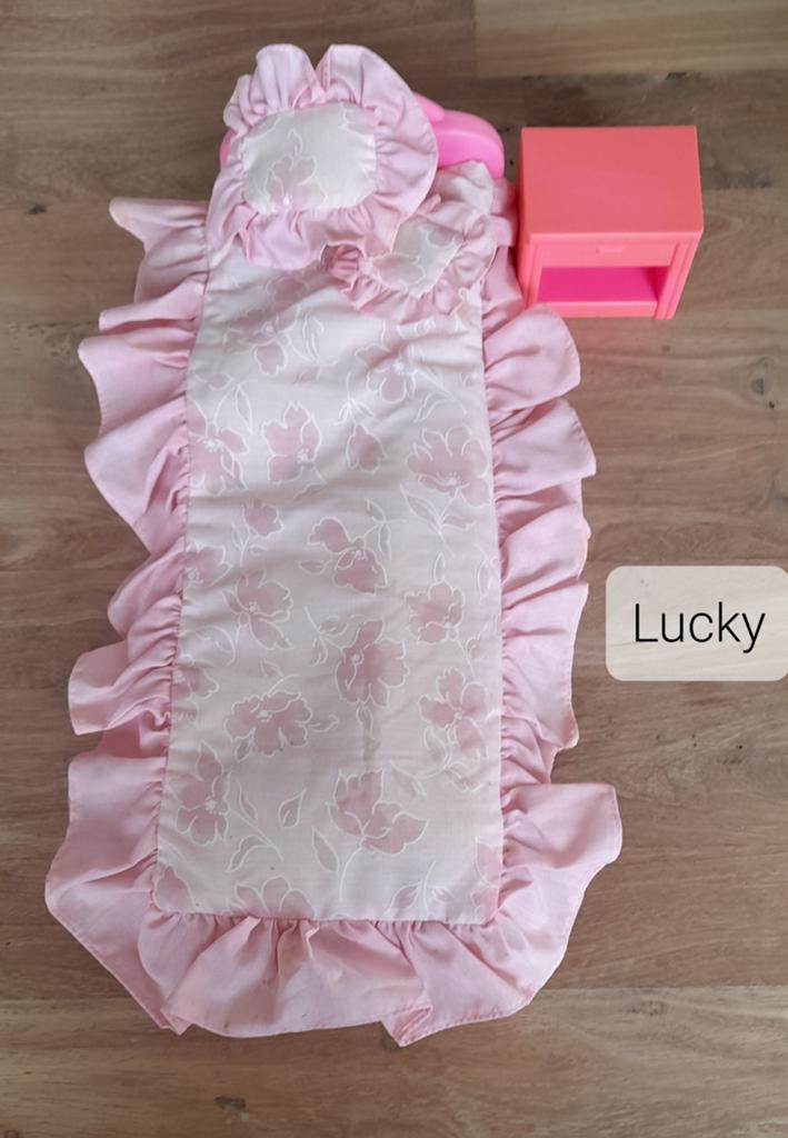 Vintage 'barbie' bed, Dieren en Toebehoren, Hondenkleding, Ophalen