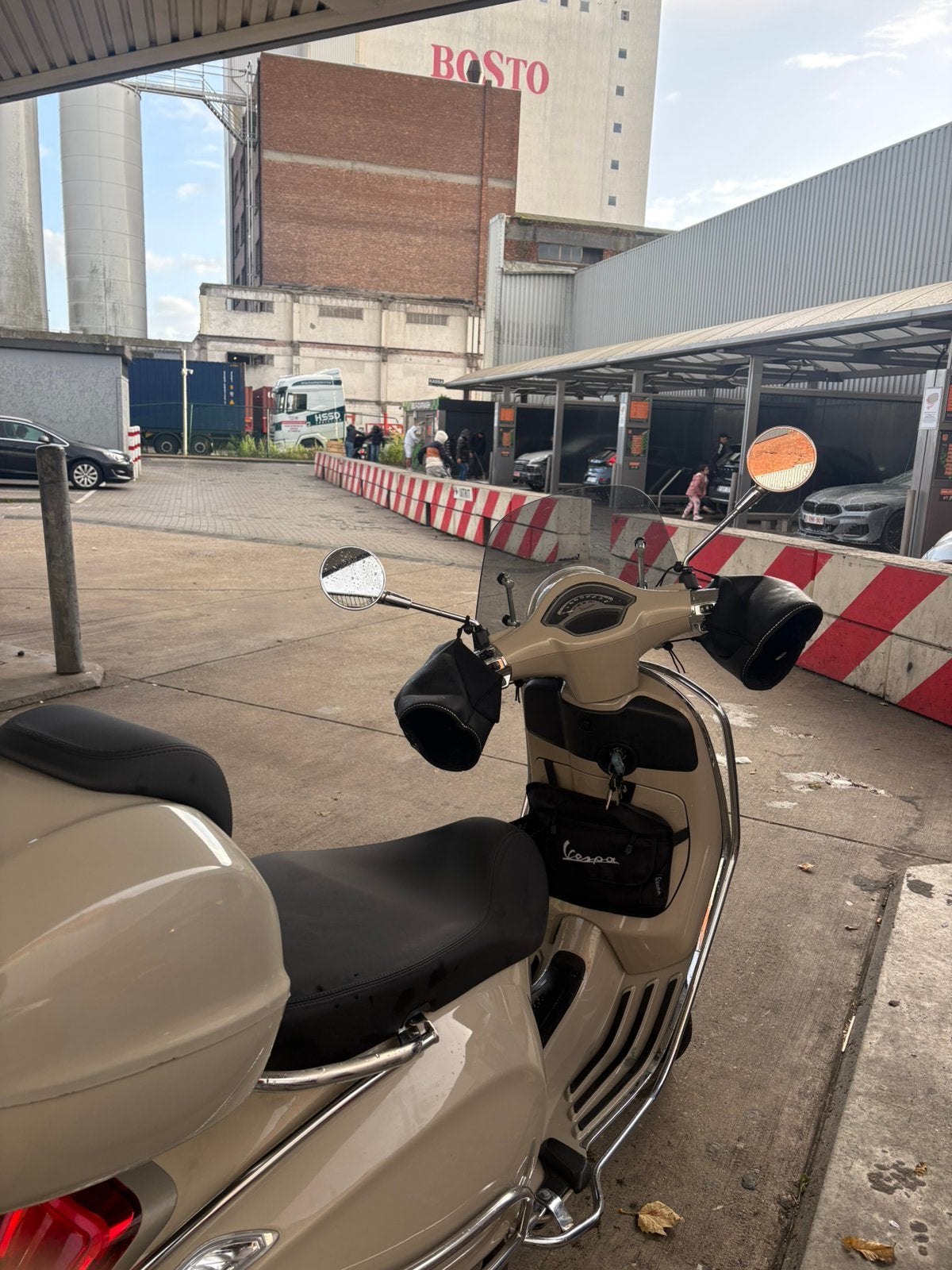 Vespa primavera, Fietsen en Brommers, Ophalen, Zo goed als nieuw