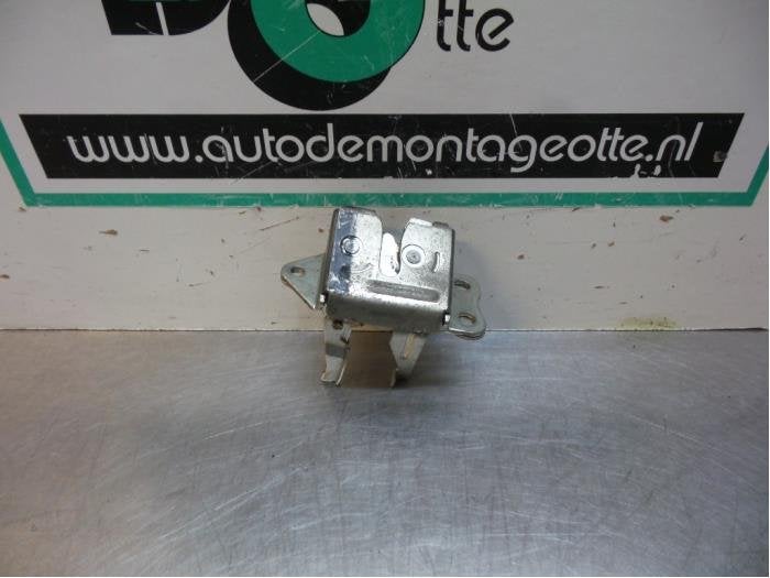 Serrure hayon d'un Toyota Yaris (Yaris 1 00-), -, 3 mois de garantie, Toyota, Utilisé