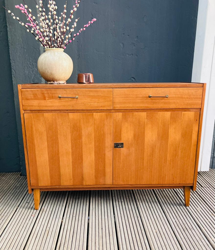 Vintage dressoir. Teak met twee lades en streeppatroon, Huis en Inrichting, Ophalen, Zo goed als nieuw, 25 tot 50 cm, Met deur(en)