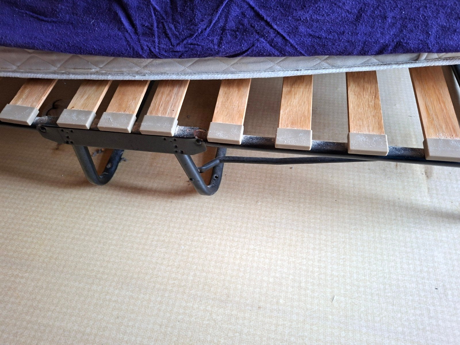 Logeer bed, Ophalen