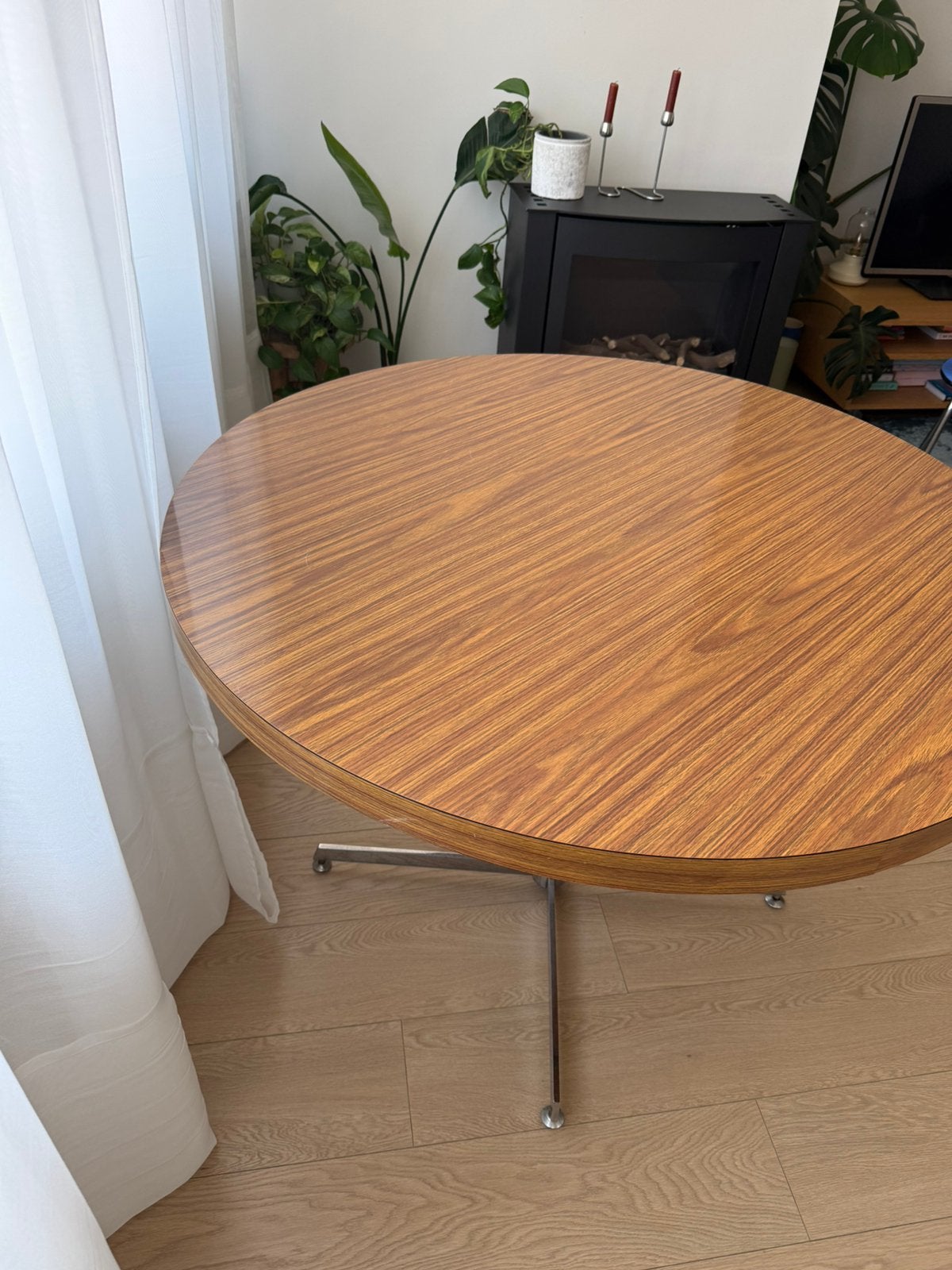Ronde houten eettafel met metalen onderstel, Quatre personnes, Mid century modern, Rond, Comme neuf