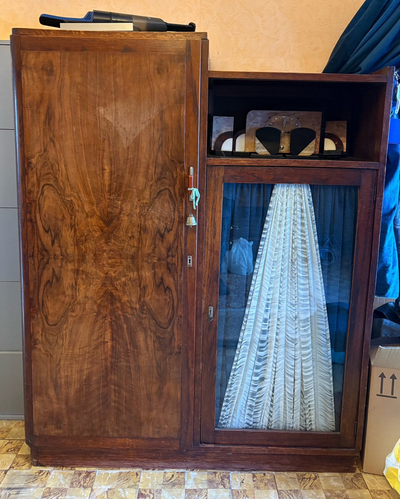 Armoire/armoire à linge vintage en bois avec porte vitrine, Enlèvement