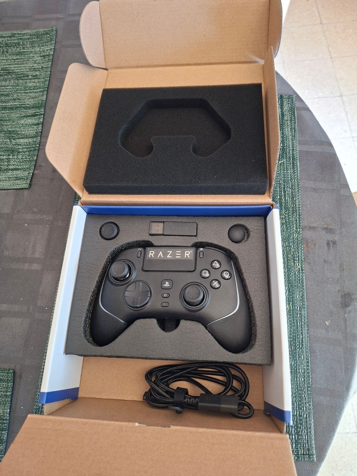RAZER WOLVERINE V2 PRO, Ophalen