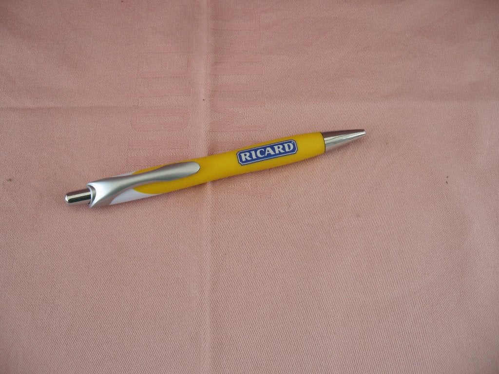 Stylo Ricard jaune-blanc-argenté., Collections, Enlèvement ou Envoi, Comme neuf, Ustensile
