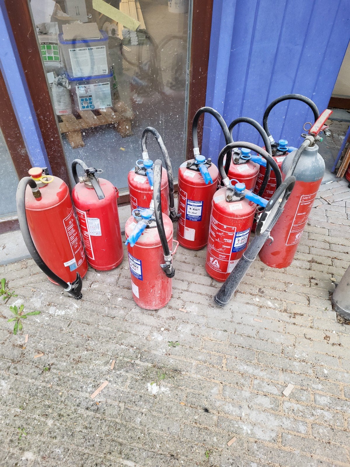 Werkende, niet meer gekeurde grote brandblussers, Ophalen